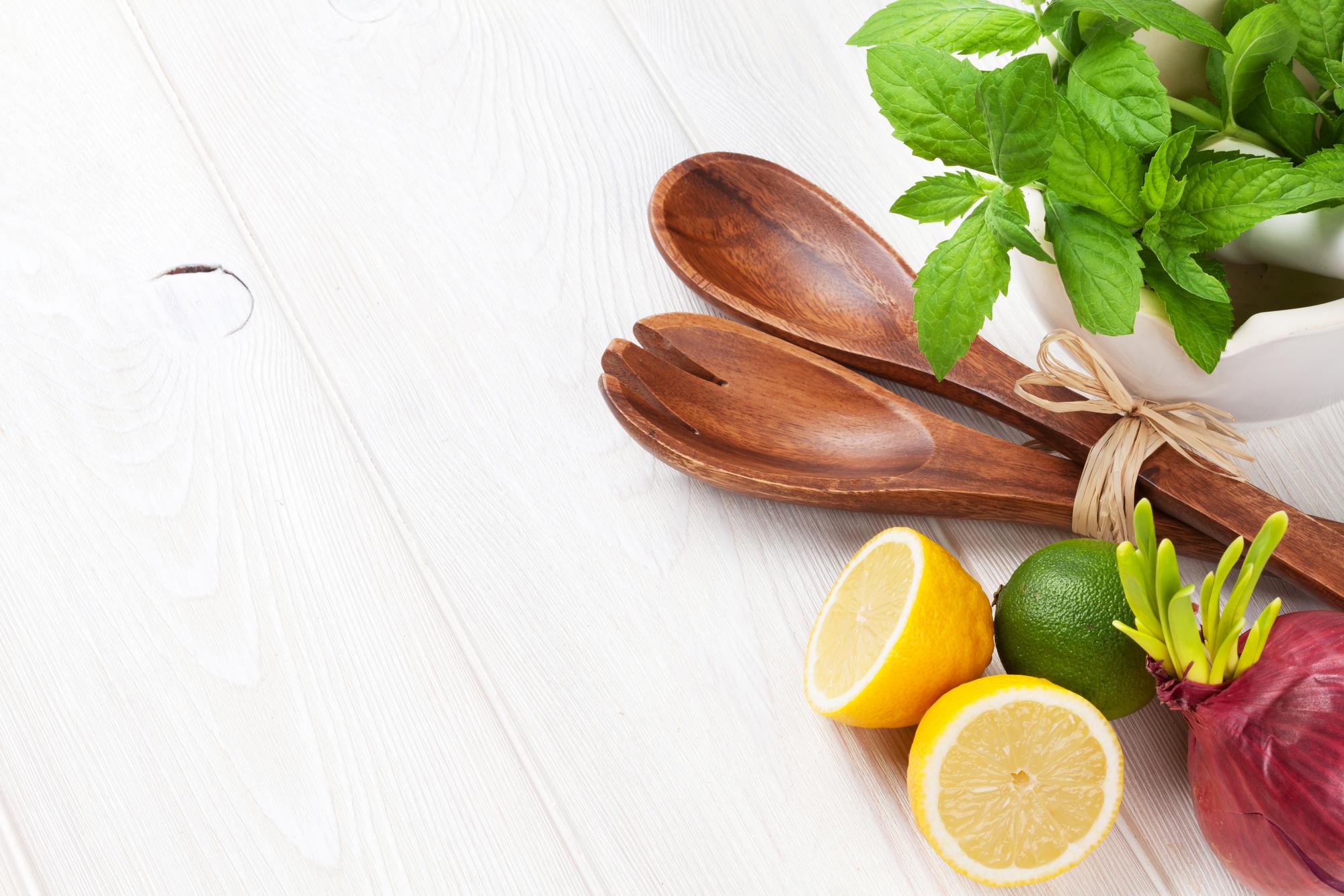 Dettaglio cucchiaio e ingredienti freschi